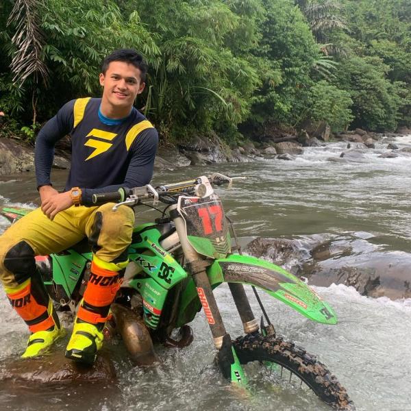 Rizki suka naik motor trail