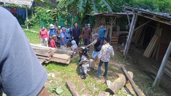 Emak-emak di Bogor Tak Bisa Kendalikan Motor, Nyangkut di Atap Bangunan