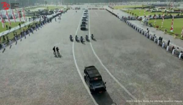 Pasukan berkuda dan marching band mengiringi kirab Bendera Merah Putih di kawasan Monas, Sabtu (10/8/2024). (Foto tangkapan layar).
