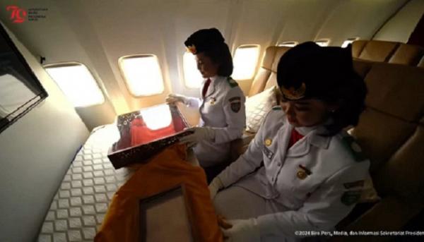 Purnapaskibraka 2023, Kachina Ozora dan Keyla Azzahra yang membawa bendera merah putih dan teks proklamasi masuk pesawat TNI AU menuju IKN. (Foto tangkapan layar).