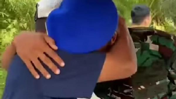 Mengharukan, Prajurit TNI Ini Bertemu Ayah sedang Jualan Batagor di Jalan