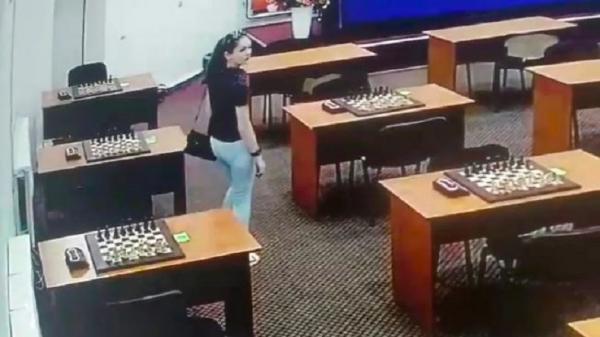 Amina Abakarova, 40, melihat kondisi sekelilingnya usai menaburkan bubuk merkuri ke papan catur lawannya Umayganat Osmanova, 30. (Foto: social media east2west news via The Mirror)