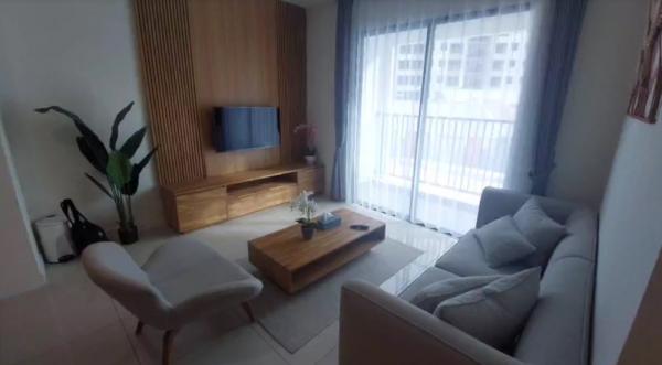 Ruang keluarga di rusun ASN IKN telah dilengkapi tv, sofa, dan meja. (Foto: Iqbal Dwi Purnama)