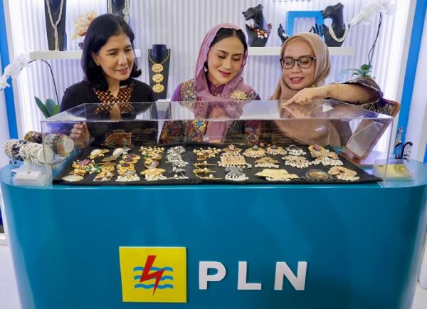 UMKM PLN Ketua PIKK PLN Diny Darmawan Prasodjo (tengah) didampingi para pengurus PIKK PLN saat melihat produk UMKM binaan PLN di Bazar Merdeka. (Foto: dok PLN)