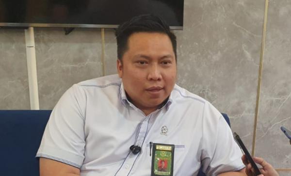 Humas PN Depok Andy Eswin menjelaskan soal aksi koboi panitera yang viral (Foto: Refi Sandi)