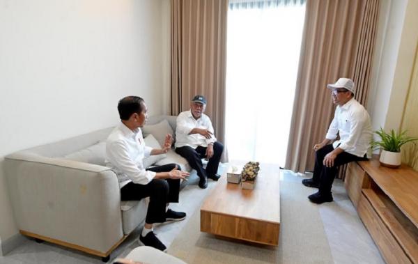 Presiden Jokowi saat berbincang di ruang keluarga salah satu rusun ASN di IKN. (Foto: BPMI Setpres)