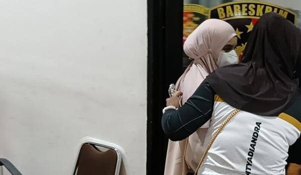 Selebgram Cut Intan saat melapor ke Polres Bogor, Selasa (13/8/2024) (Foto: Putra Ramadhani)