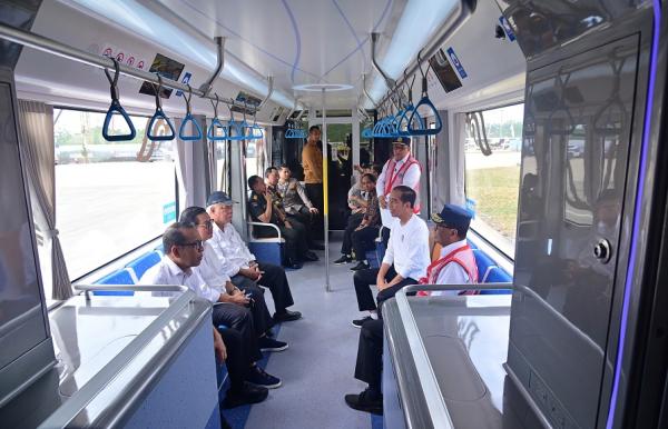 Presiden Jokowi didampingi sejumlah menteri saat mencoba Autonomous Rail Transit (ART) atau kereta tanpa awak di IKN. (Foto: BPMI Setpres)