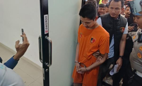 Suami Cut Intan Nabila, Armor Toreador tertunduk lesu dibawa ke Polres Bogor, Rabu (14/8/2024) (Foto: Putra Ramadhani)