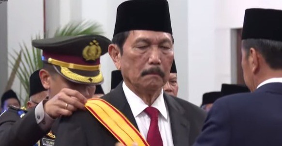 Luhut dapat bintang jasa dari Jokowi di Istana pada Rabu (14/8) (foto: IG Luhut)
