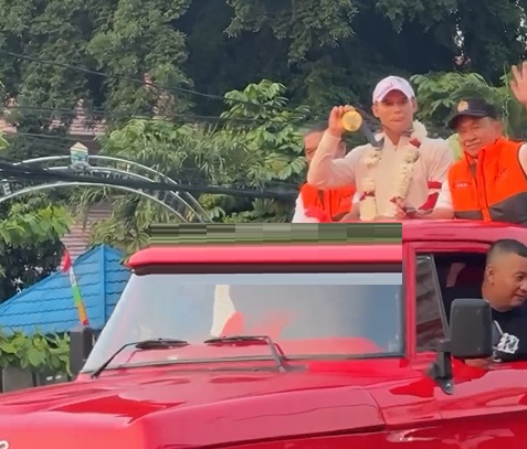 Rizki Juniansyah diarak keliling Kota Serang Rizki Juniansyah diarak keliling Kota Serang sepulang dari Olimpiade Paris 2024, Rabu (14/8/2024). (Foto: Instagram @infoserang)