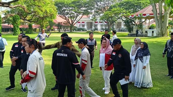 Atlet Olimpiade Paris 2024 Tiba di Istana usai Pawai, bakal Terima Bonus dari Jokowi