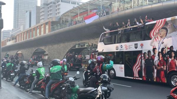 Pawai Atlet Olimpiade Paris 2024 Jadi Tontonan Warga di Bundaran HI