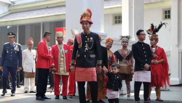 Baju Adat Jokowi Baju adat yang dipakai Presiden Jokowi saat upacara HUT ke-73 RI. (Foto: Antara)