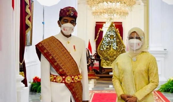 Baju Adat Jokowi 1 Baju adat yang dipakai Presiden Jokowi saat upacara HUT ke-76 RI. (Foto: Antara)