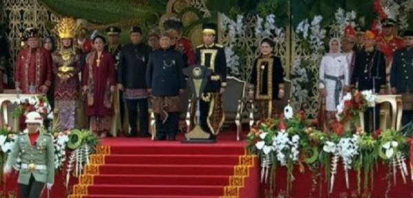 Presiden Jokowi dan Prabowo menghadiri upacara di IKN (Foto: tangkapan layar)