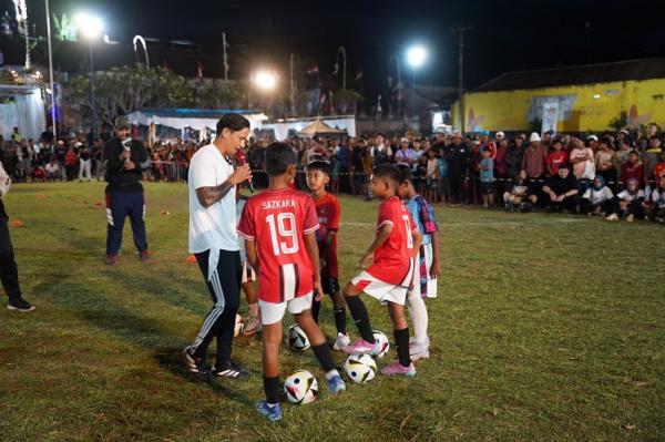 PLN Irfan Bachdim Bintang sepak bola Irfan Bachdim saat memberikan coaching clinic kepada anak-anaka Kecamatan Jembrana di Lapangan Desa Manistutu, Jembrana, Bali, Kamis (15/8/2024) malam. (Foto: dok PLN)