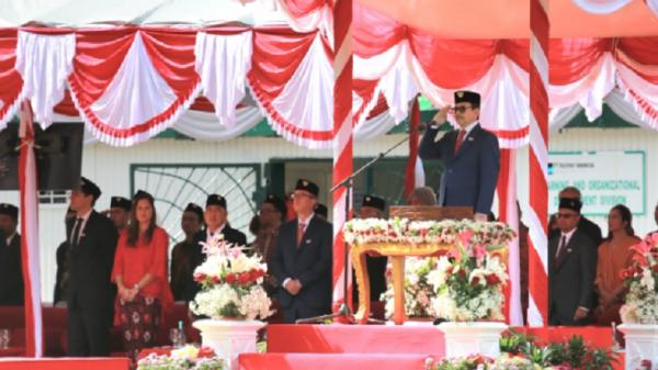 Presiden Direktur PT Freeport Indonesia Tony Wenas saat memimpin upacara bendera perayaan HUT ke-79 RI di Tembagapura, Papua Tengah Sabtu (17/8/2024). (Foto: Zen Teguh Tri Wibowo).
