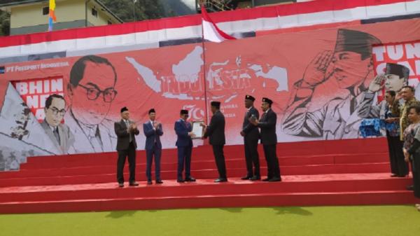 Upacara bendera perayaan HUT ke-79 RI digelar PT Freeport Indonesia di Tembagapura, Papua Tengah memecahkan rekor Museum Rekor Dunia Indonesia (Muri),  Sabtu (17/8/2024). (Foto: Zen Teguh Tri Wibowo).