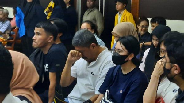 Ayah Angger Dimas menangis saat mendengar keterangan saksi ahli di persidangan kematian Dante (Foto: Ravie Wardani)