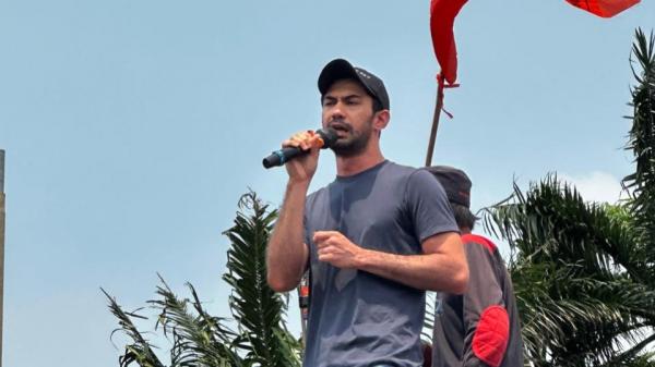 Reza Rahadian Ikut Aksi Demo Desak Dpr Jalankan Putusan Mk