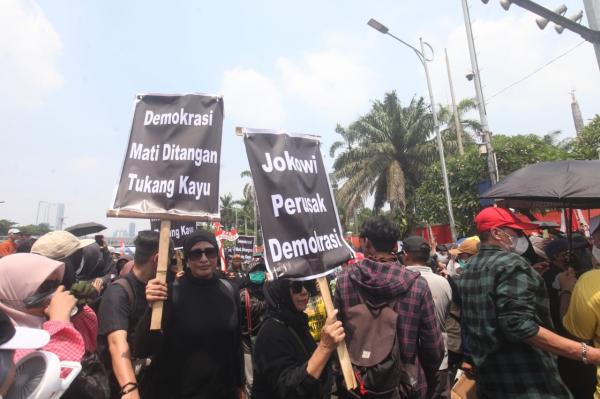 Demo Di Depan DPR ISRATRIANSYAH 2  Aksi demo menolak revisi UU Pilkada di depan Gedung DPR memanas. Massa melemparkan Gedung DPR dengan botol minuman. (Foto: Isra Triansyah)