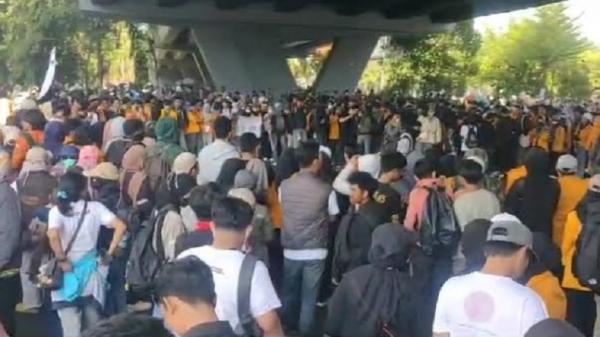 Ribuan mahasiswa saat berkumpul di kawasan flyover Jalan Pettarani, Makassar sejak siang lalu longmarch menuju Gedung DPRD Sulsel, Kamis (22/8/2024). (Foto: Abdoellah Nicolha).
