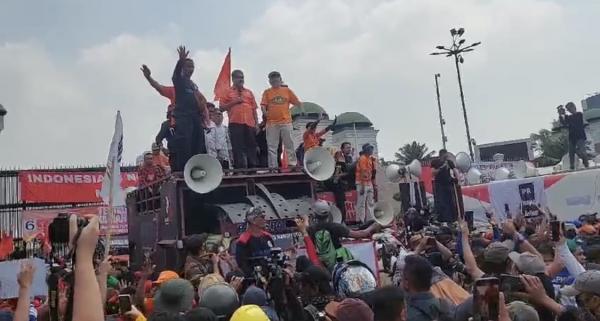 Habiburokhman Dilempari Botol saat Temui Massa Aksi di Depan Gedung DPR 