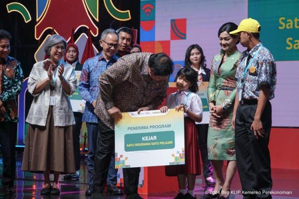 Menko Airlangga lakukan penyerahan simbolis program inklusi keuangan. (Foto: dok Kemenko Perekonomian)