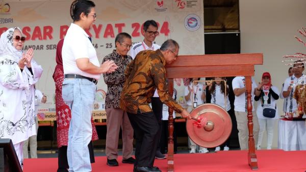 Duta Besar RI untuk Brunei Darussalam Achmad Ubaedillah meresmikan Pasar Rakyat 2024. (Foto: Ist)