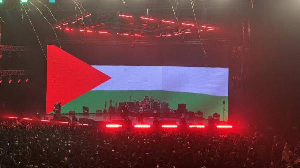 Di Konser 30 Tahun Berkarya, Gigi sampaikan dukungan untuk Palestina lewat kemunculan bendera Palestina di konsernya. (Foto: Twitter/AdibHidayat)