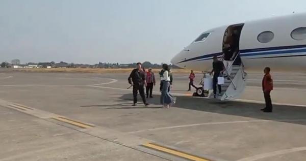 Viral Video Diduga Erina-Kaesang Turun dari Pesawat Jet, Bawa Belanjaan Mewah Tanpa Lewat Bea Cukai