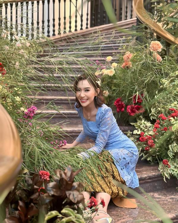 Polwan Putri Cikita berkebaya biru