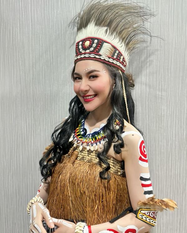 Polwan Putri Cikita kenakan pakaian Papua