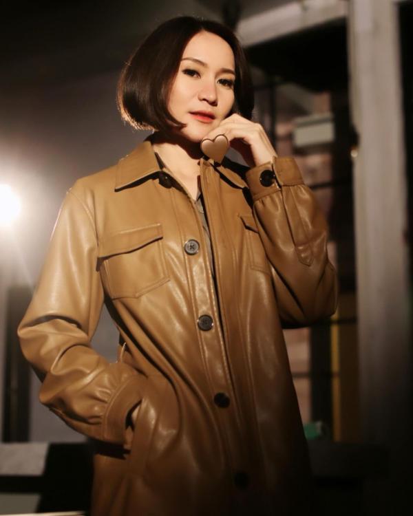 Polwan Putri Cikita tampil menawan dengan jaket kulit
