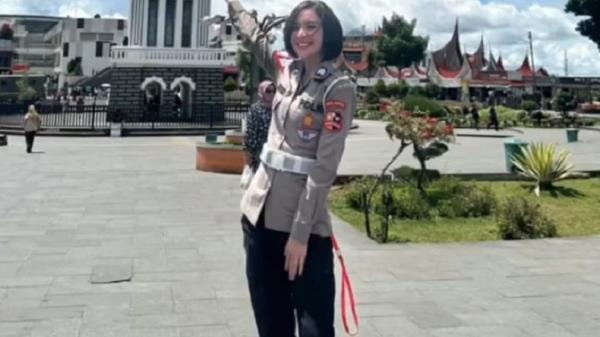 Sosok Putri Cikita Polwan yang Viral Dianggap Tak Sopan Ganggu Pria sedang Makan