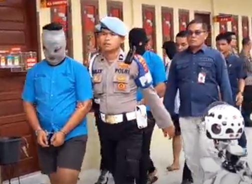Tim gabungan Polda Sumbar menangkap dua oknum polisi dalang perampokan mobil pengisi ATM Rp5,6 miliar di Kota Padang, Rabu (28/8/2024). (Foto: iNews)