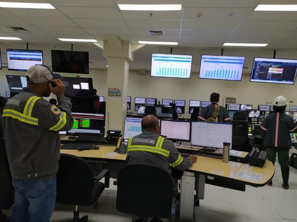 Pasangan Darius Gebze-Petrus Safan saat mendaftar ke Kantor KPU Papua Selatan untuk maju Pilkada Serentak 2024. (Foto: iNews/Muhammad Syahrir Muslimin)