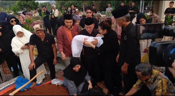 Ayu Ting Ting Tak Kuat Tahan Tangis di Pemakaman, Terus Ciumi Keponakan yang Baru Berusia 55 Hari