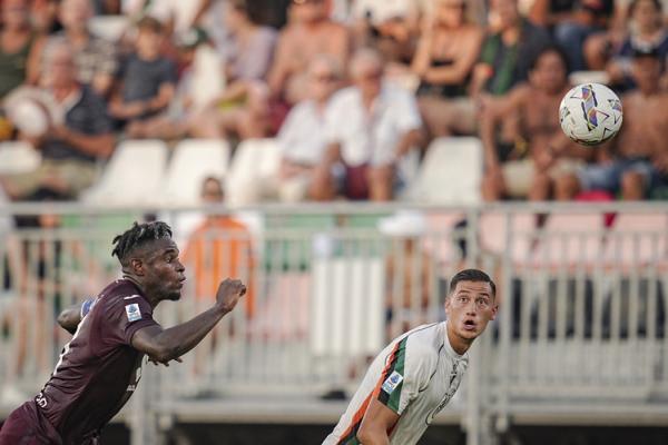 Bek Venezia asal Indonesia Jay Idzes (kanan) mengawal striker Torino Duvan Zapata pada pekan ketiga Liga Italia 2024-2025 di Stadio Pier Luigi Penzo, Venezia, Sabtu (31/8/2024) dini hari WIB. Venezia takluk 0-1. (Foto: Marco Alpozzi/LaPresse via AP)