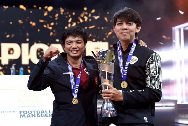 Ichsan Taufiq (kiri) dan Budi Muhamad Manar Hidayat membawa Timnas Indonesia juara Piala Dunia Football Manager 2024 di Liverpool, Minggu (2/9/2024).