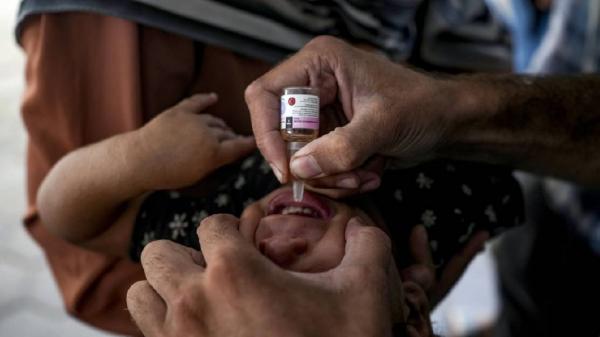 Seorang anak di Gaza menerima vaksin polio