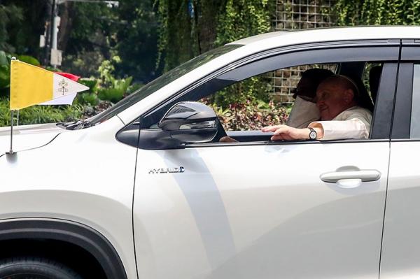 Paus Fransiskus Naik Innova 4 Kedatangan Paus Fransiskus ke Indonesia jadi momen Irfan Wael dan Mary Lourdes Atmojo karena kedua bocah itu didapuk langsung menyambut Paus, Selasa (3/9/2024). (Foto: iNews)