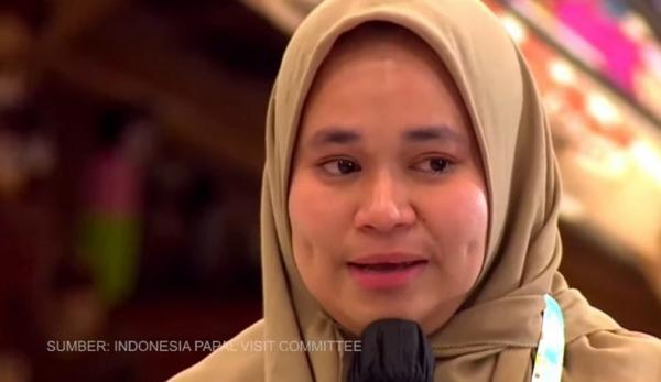 Guru Anna Nuraulia bercerita soal cita-cita dirinya ke Paus Fransiskus. (Foto MPI).