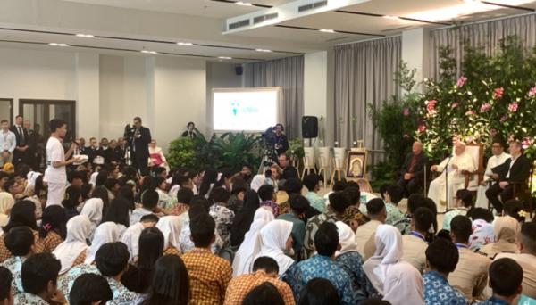 Momen Paus Fransiskus Temui 200 Pelajar Gerakan Scholas Occurentes di Gedung Graha Pemuda Katedral