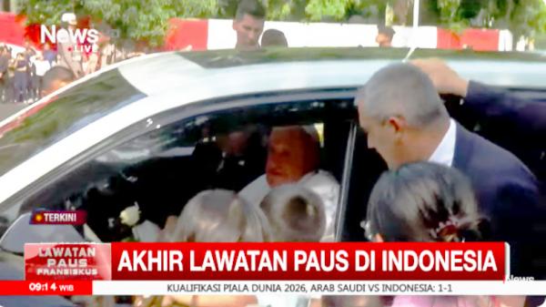 Paus Fransiskus Salami Warga saat Tinggalkan Kedubes Vatikan ke Bandara Soetta