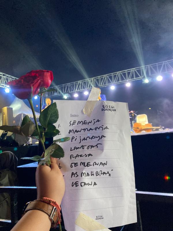 Band Soegi Bornean bawakan lagu Raksa yang ternyata tidak dibayarkan royaltinya ke pencipta lagu.