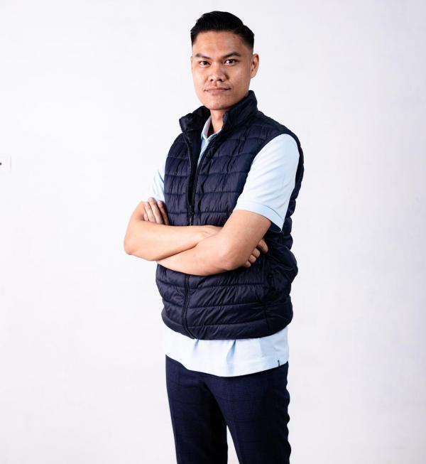 Gus Sakti pakai vest
