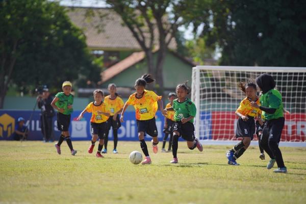 Aksi Locita Waranggani Olah Nismara punggawa tim Aksi Locita Waranggani Olah Nismara punggawa tim KU 10 SDN Pacarkeling V-186 A di laga pamungkas MilkLife Soccer Challenge - Surabaya Series 2 2024. Locita kembali jadi top skor KU 10 dengan 37 gol. (Foto: Milklife Soccer Challenge)