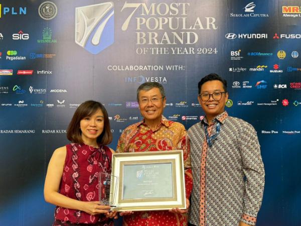 Head of Operation Kartini Zhang, Vice President Director Michael Tjahaja, Digital Marketing Manager Supriadi menerima penghargaan 7 Brand of the Year 2024. (Foto: dok BATIQA)